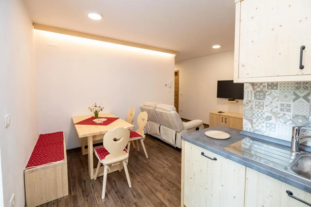 Apartma A: kuhinja in jedilna miza