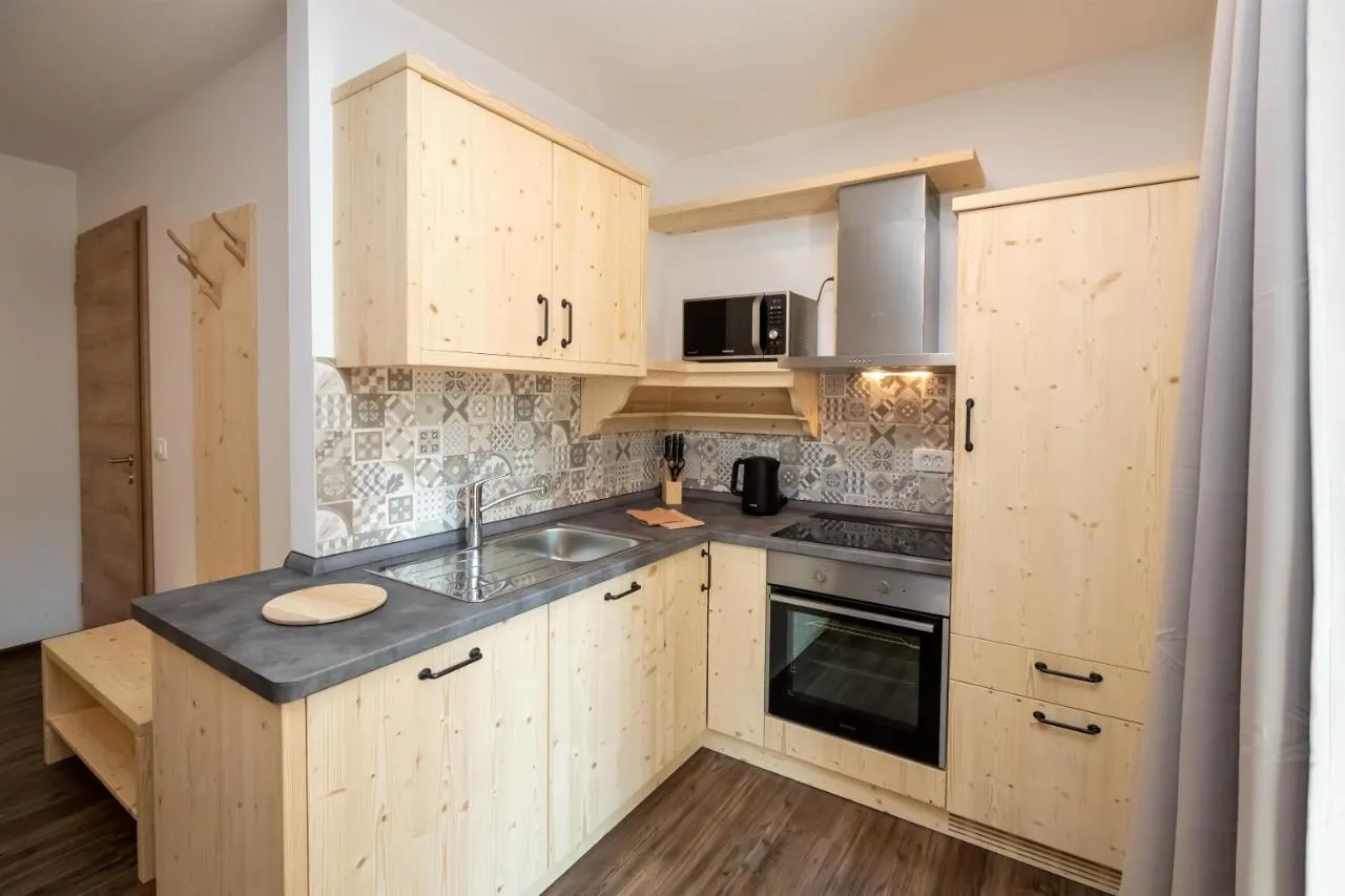 Apartma A: kuhinja in jedilna miza