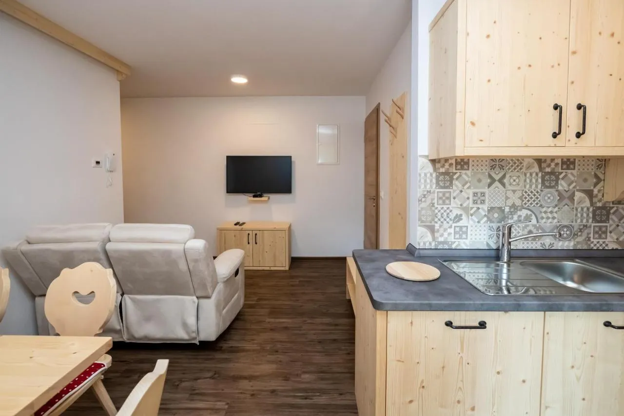 Apartma A: dnevni prostor s kuhinjo