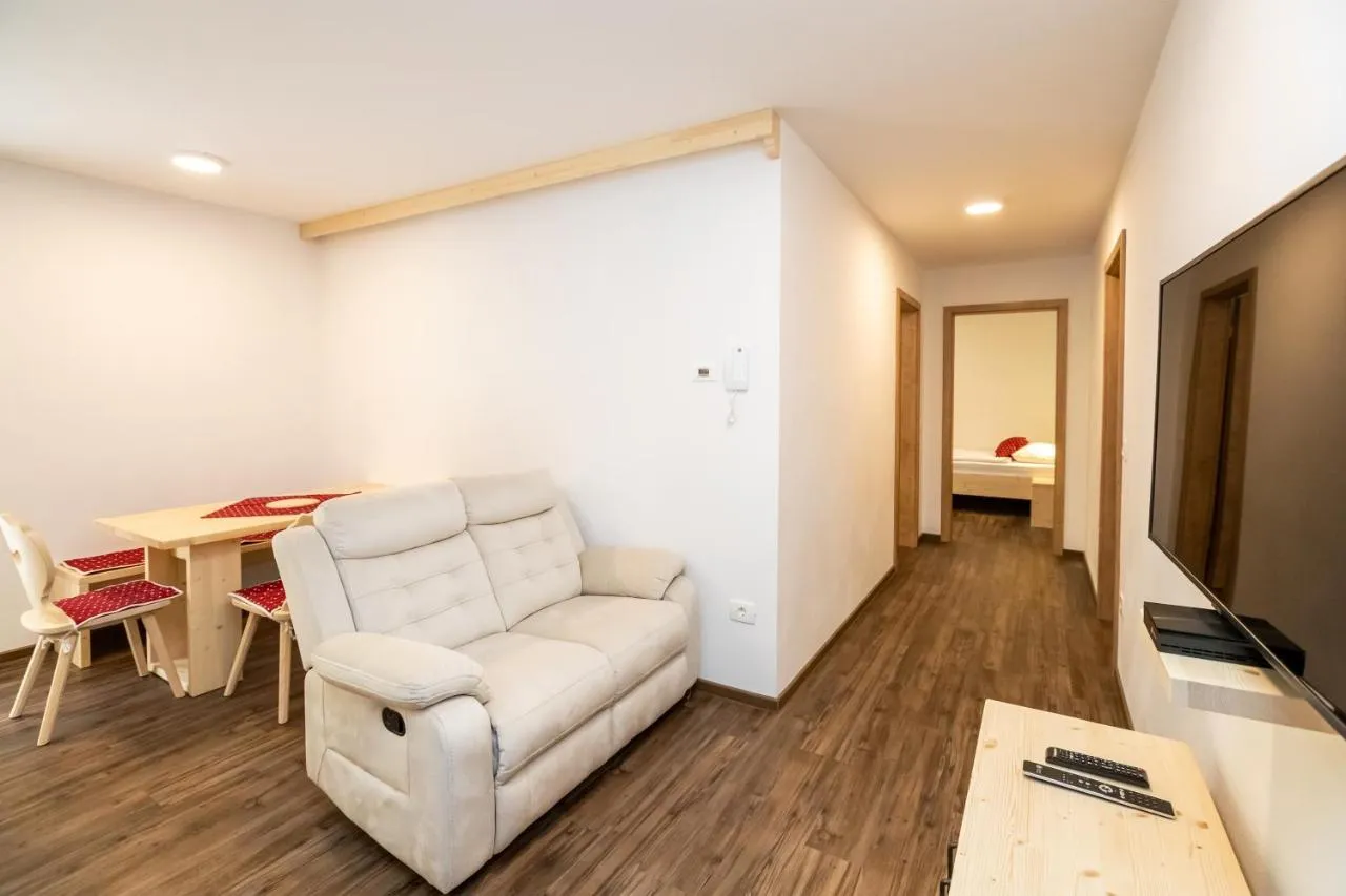 Apartma A: dnevni prostor s kuhinjo