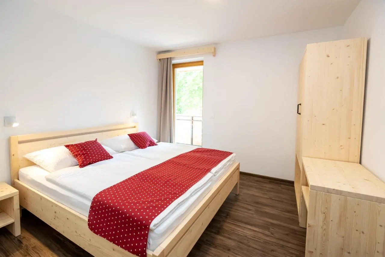 Apartma A: spalnica z zakonsko posteljo