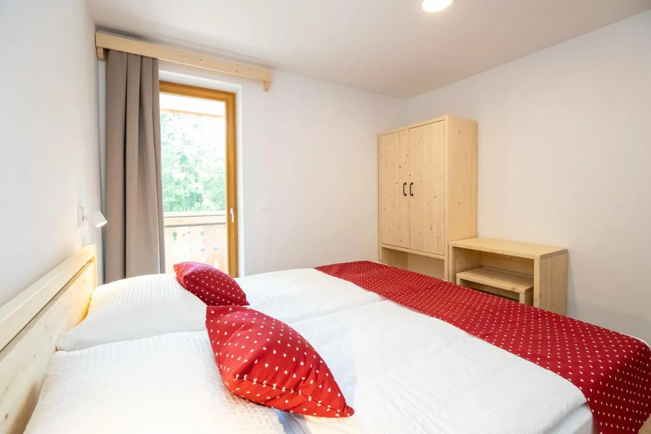Apartma A: spalnica z zakonsko posteljo