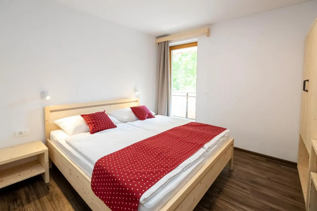 Apartma A: spalnica z zakonsko posteljo