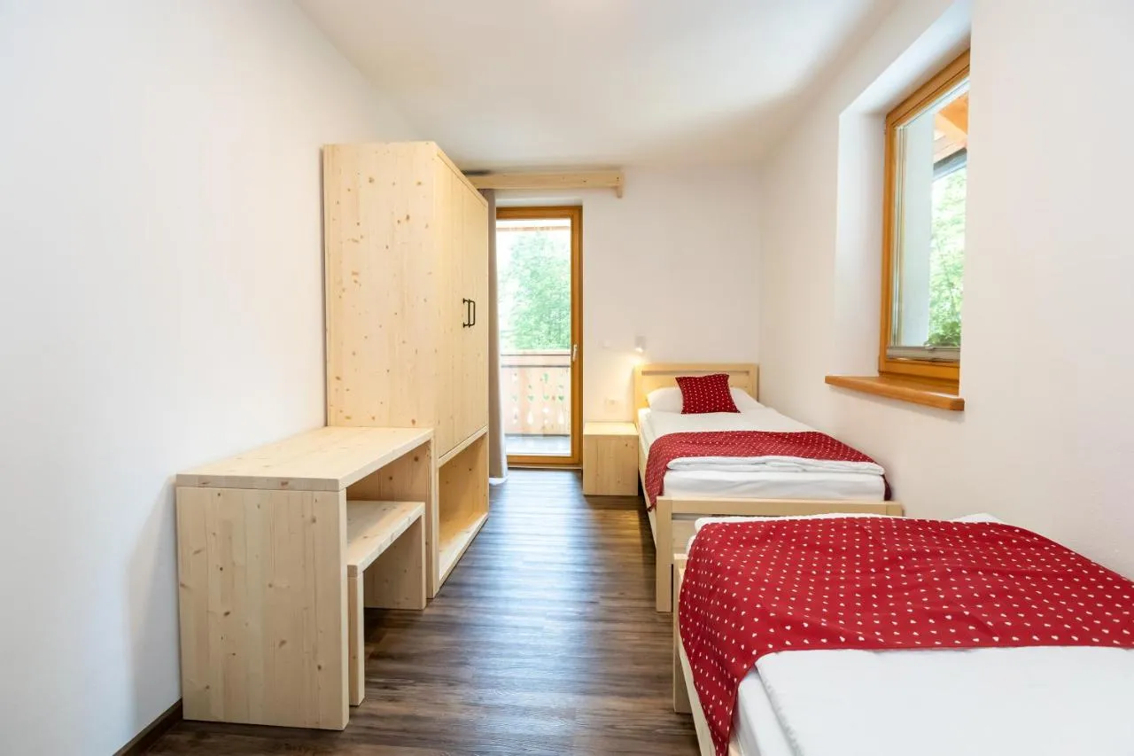 Apartma A: spalnica z enojnima posteljema
