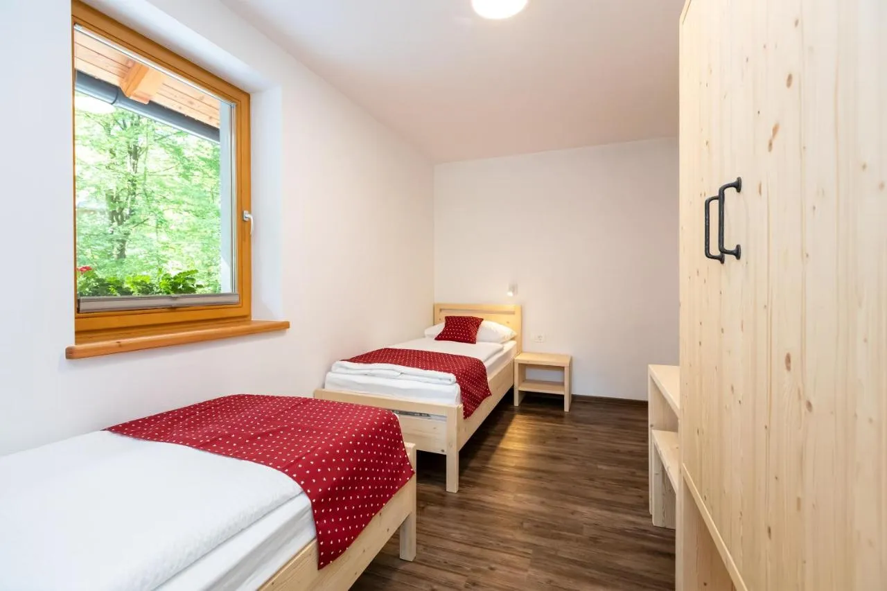 Apartma A: spalnica z enojnima posteljema