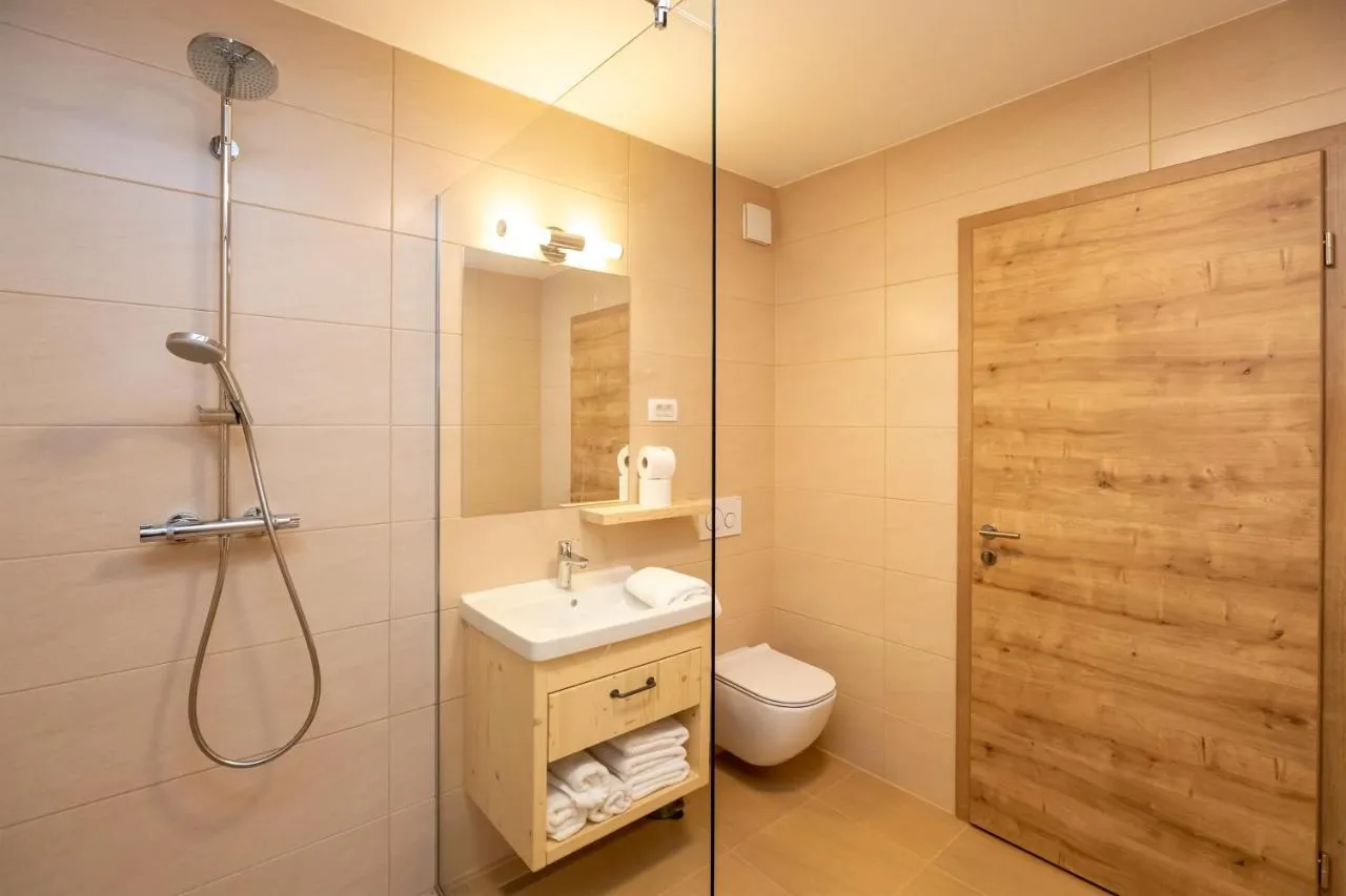 Apartma A: kopalnica s tušem