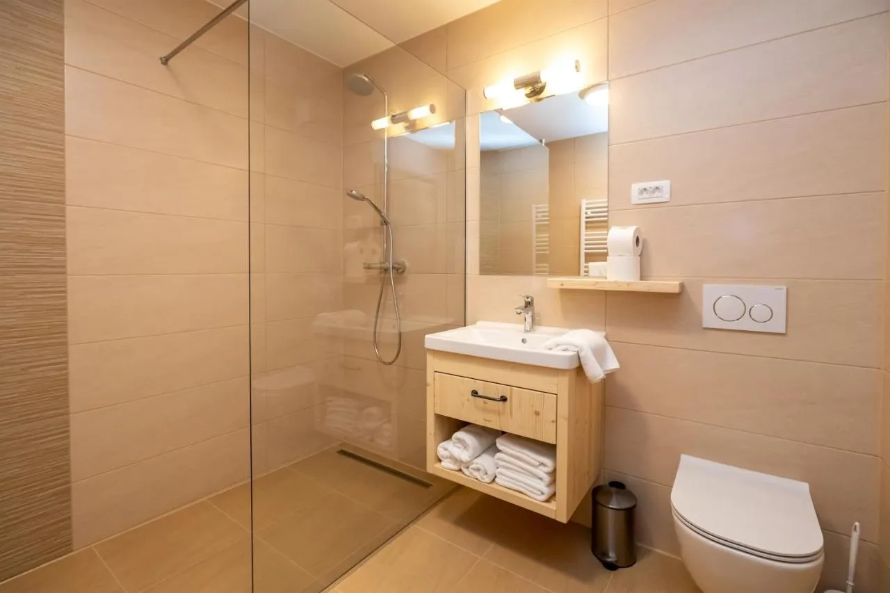 Apartma A: kopalnica s tušem