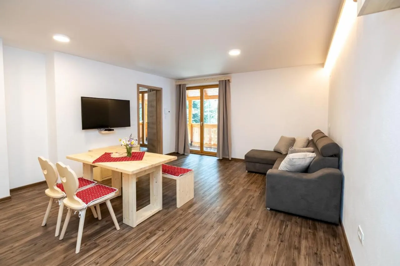 Apartma B: dnevni prostor s kuhinjo