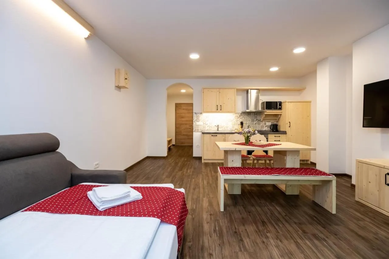 Apartma B: dnevni prostor s kuhinjo