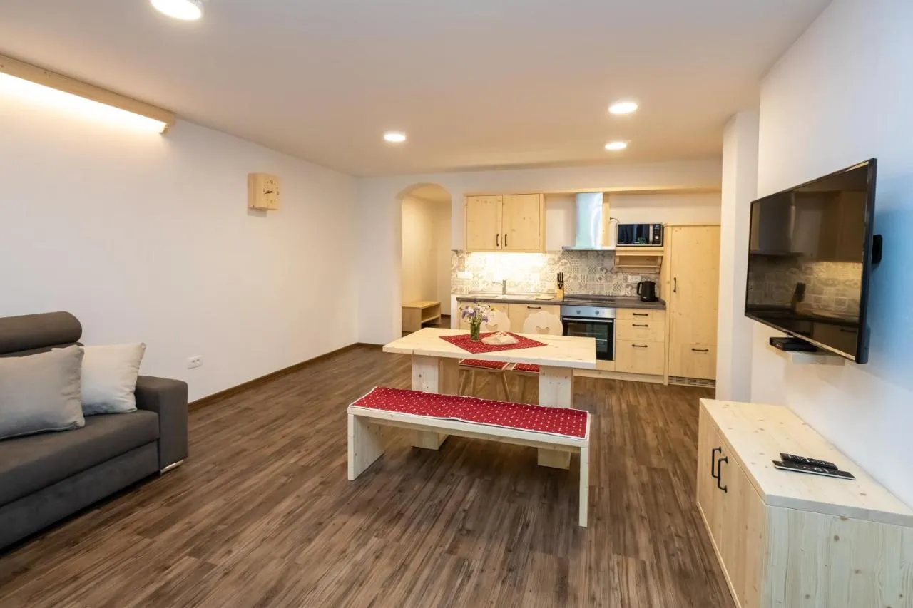 Apartma B: dnevni prostor s kuhinjo
