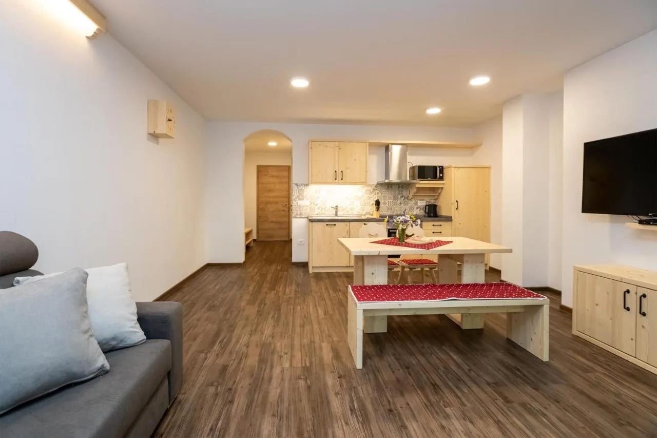 Apartma B: dnevni prostor s kuhinjo