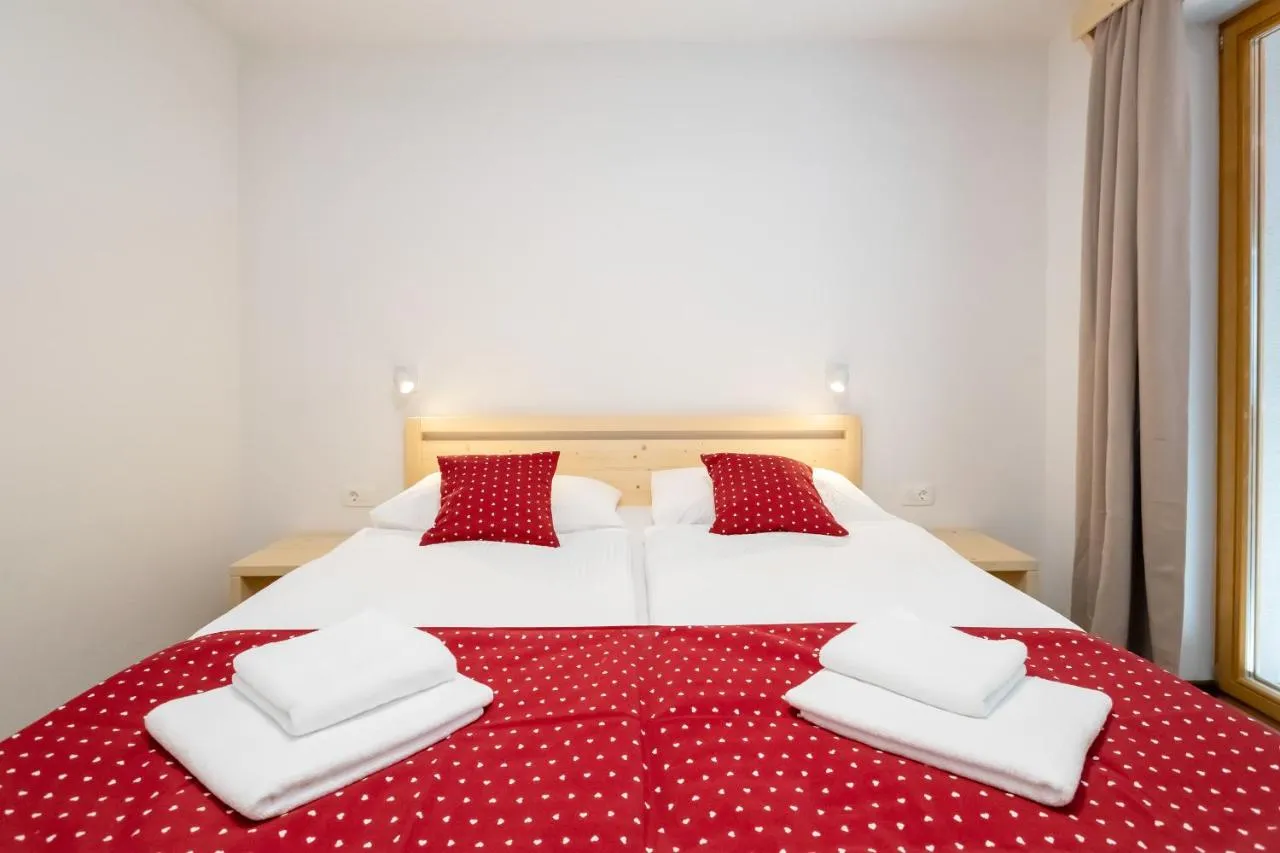 Apartma B: spalnica z zakonsko posteljo