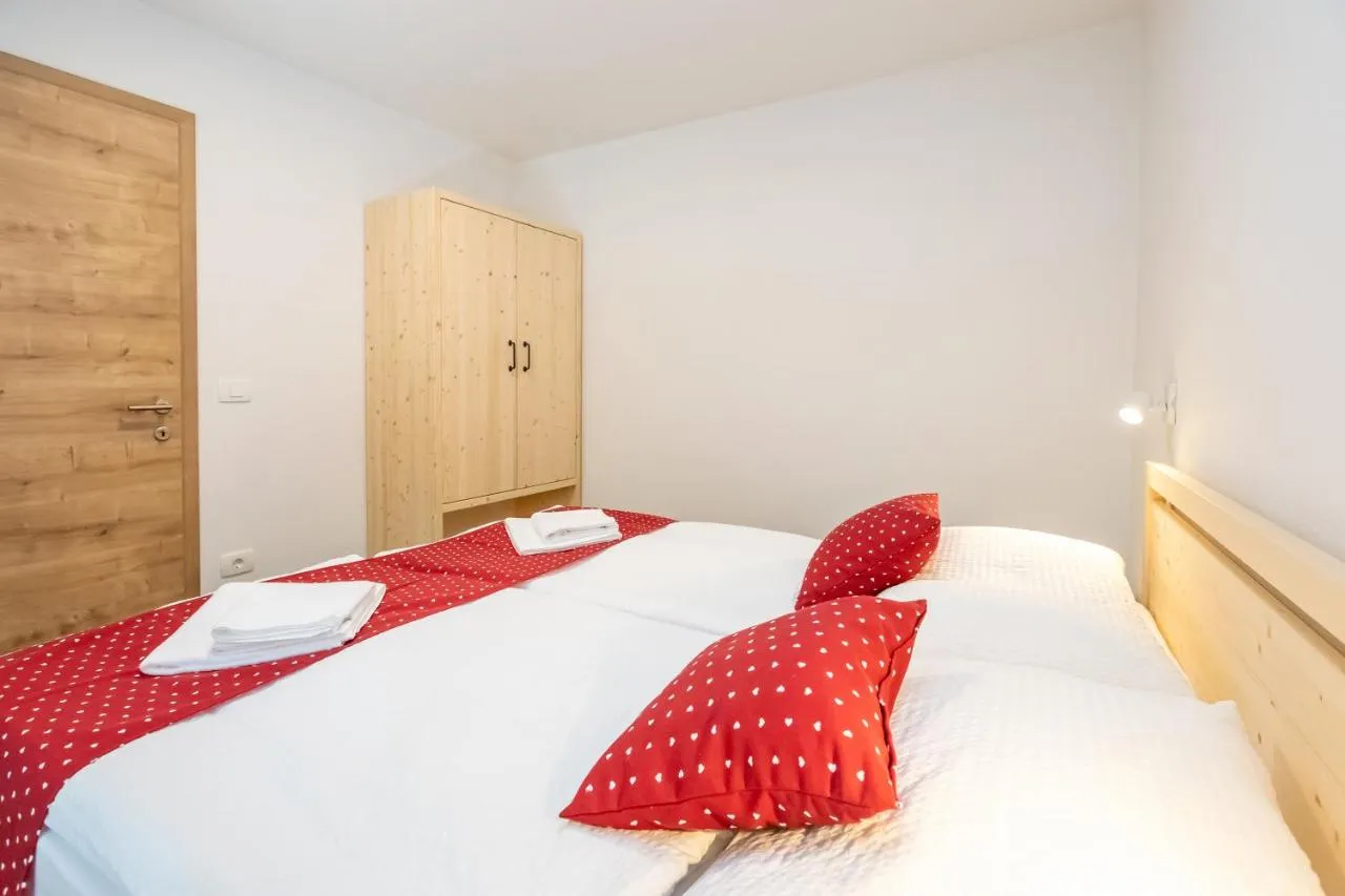 Apartma B: spalnica z zakonsko posteljo