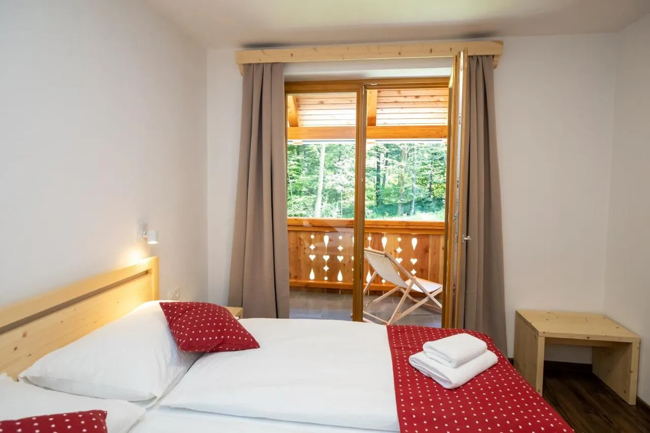 Apartma B: spalnica z zakonsko posteljo