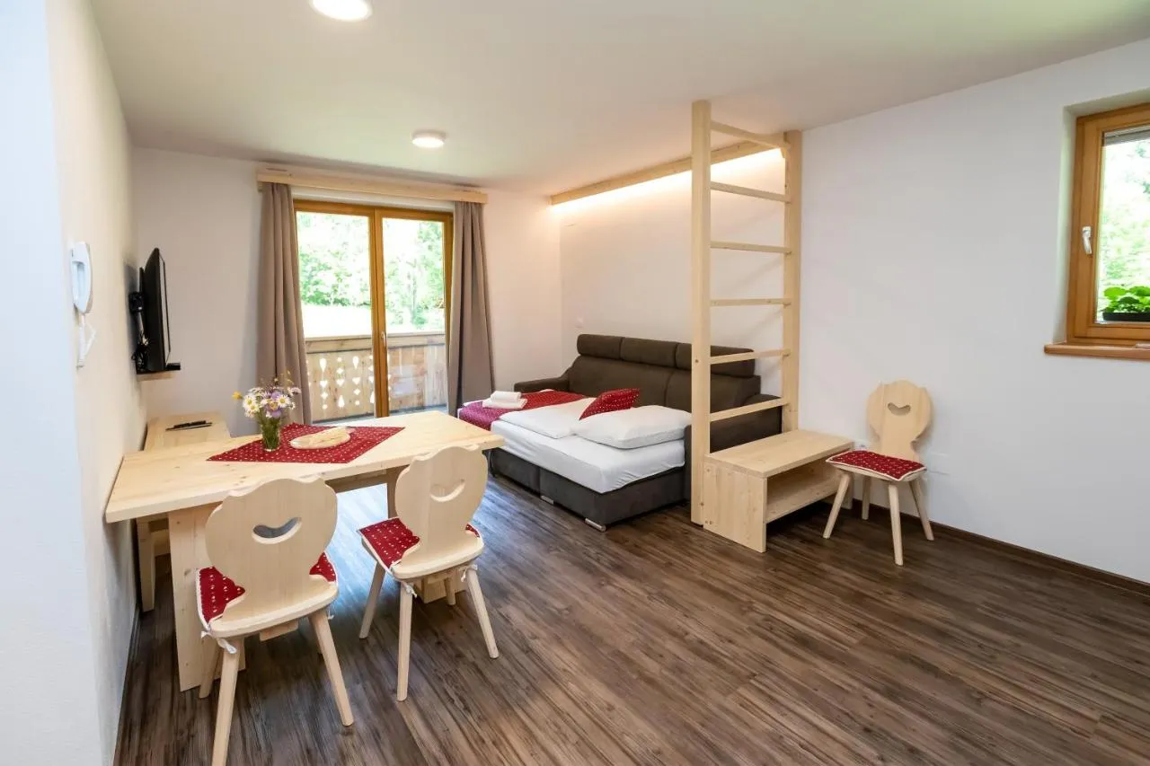 Apartma C: dnevni prostor s kuhinjo