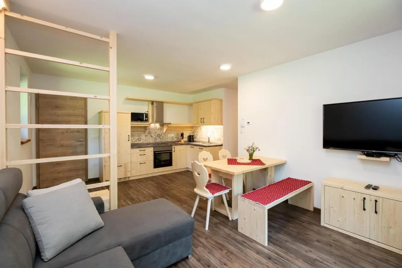 Apartma C: dnevni prostor s kuhinjo