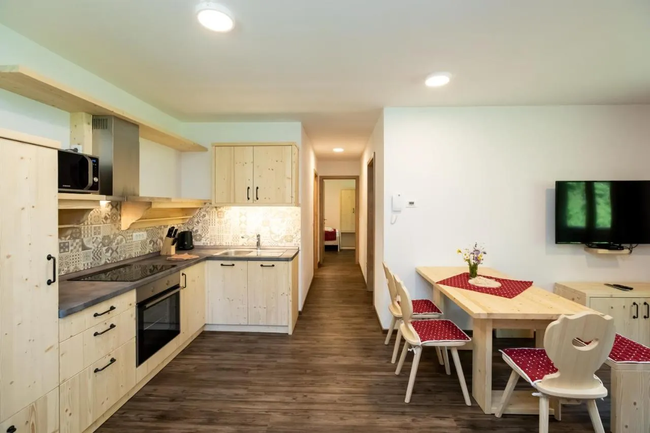 Apartma C: kuhinja in jedilna miza