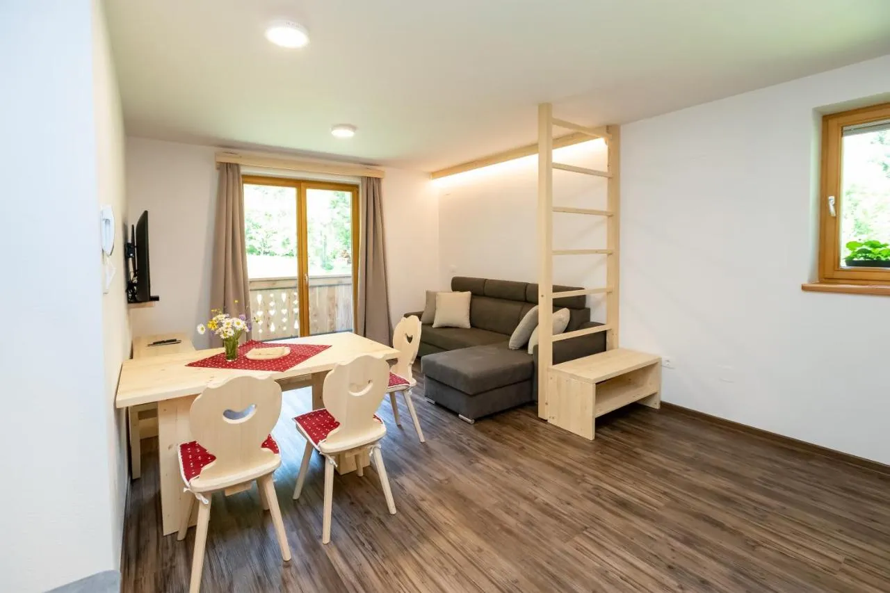 Apartma C: dnevni prostor s kuhinjo