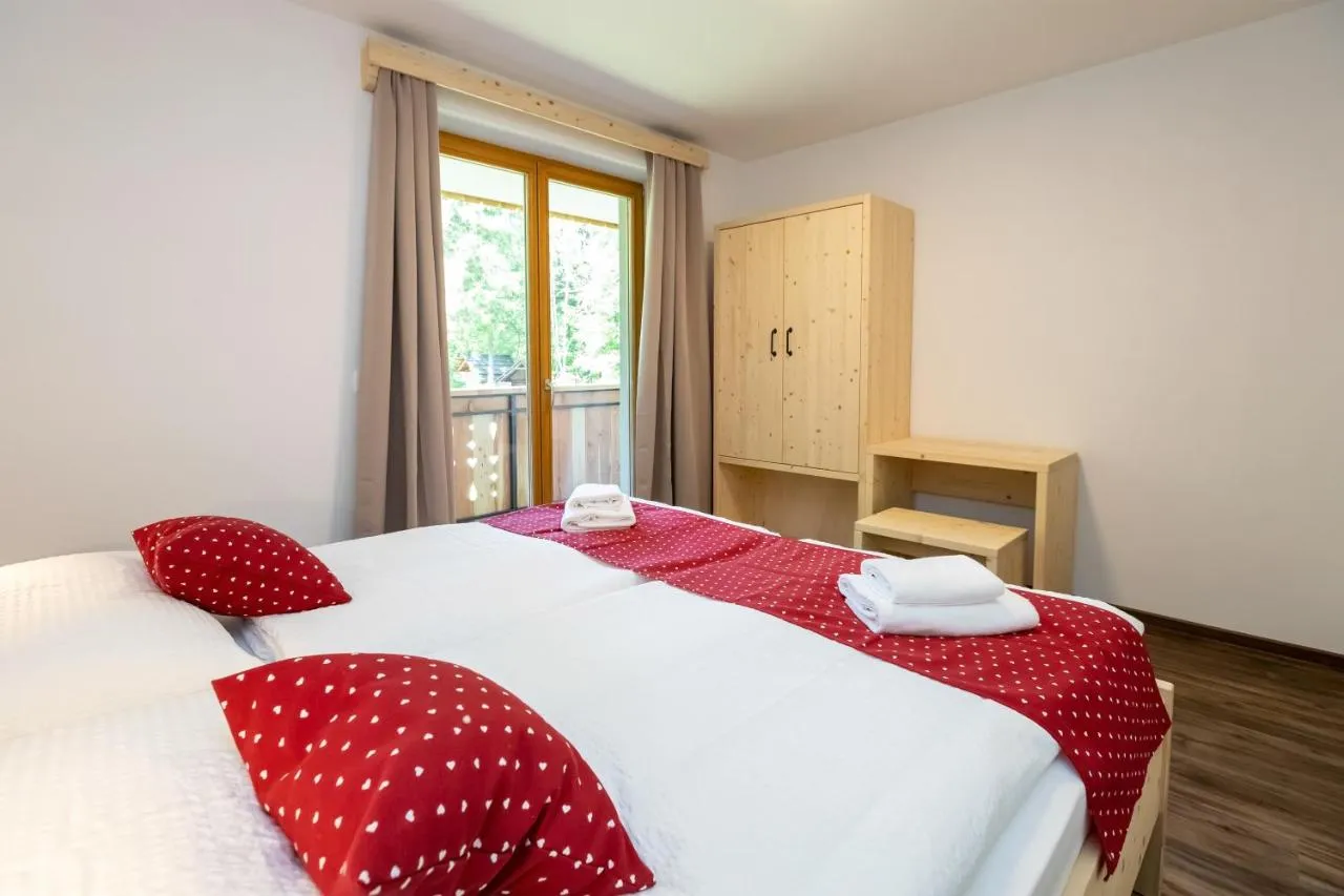 Apartma C: spalnica z zakonsko posteljo