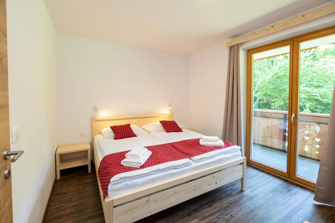 Apartma C: spalnica z zakonsko posteljo