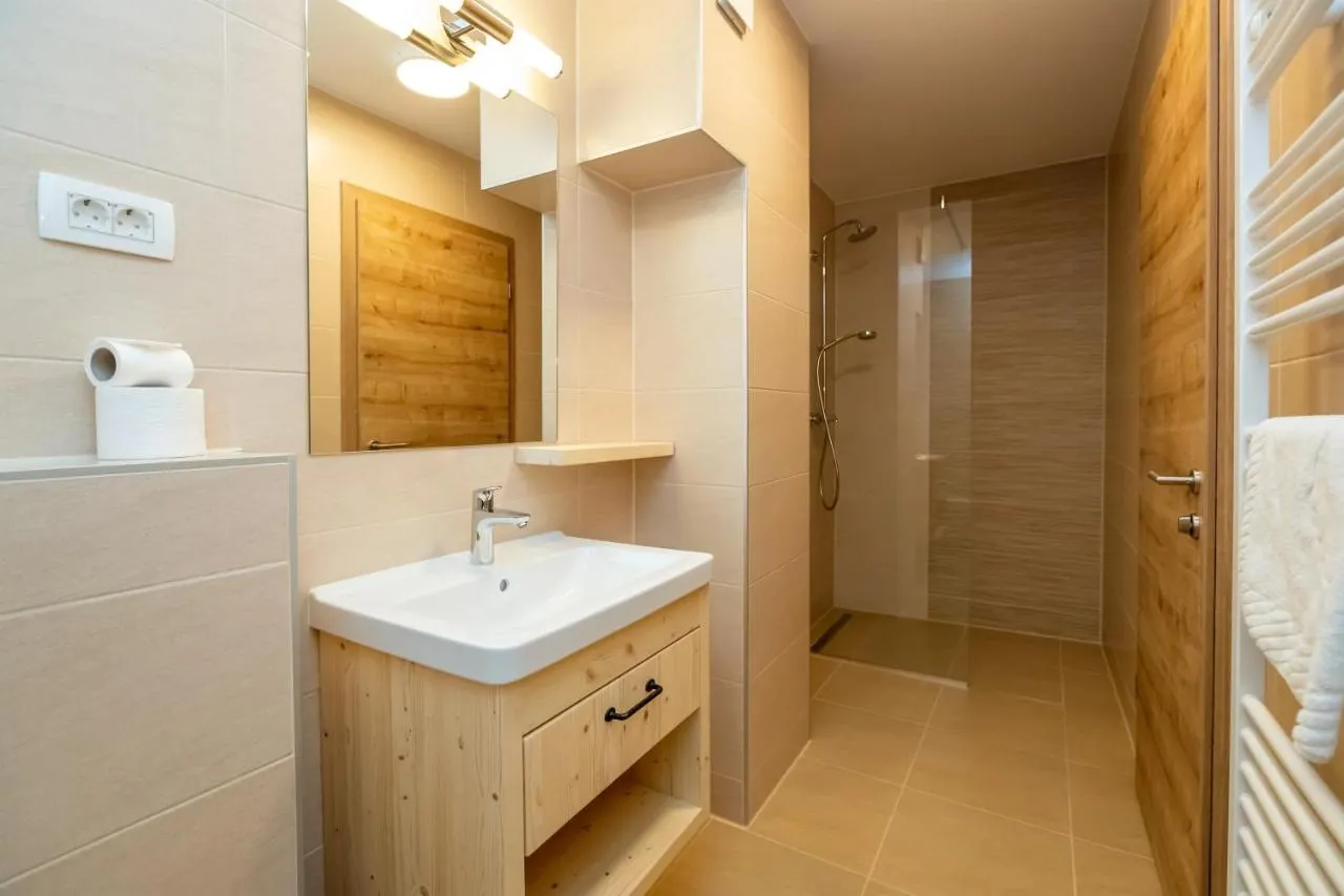 Apartma C: kopalnica s tušem