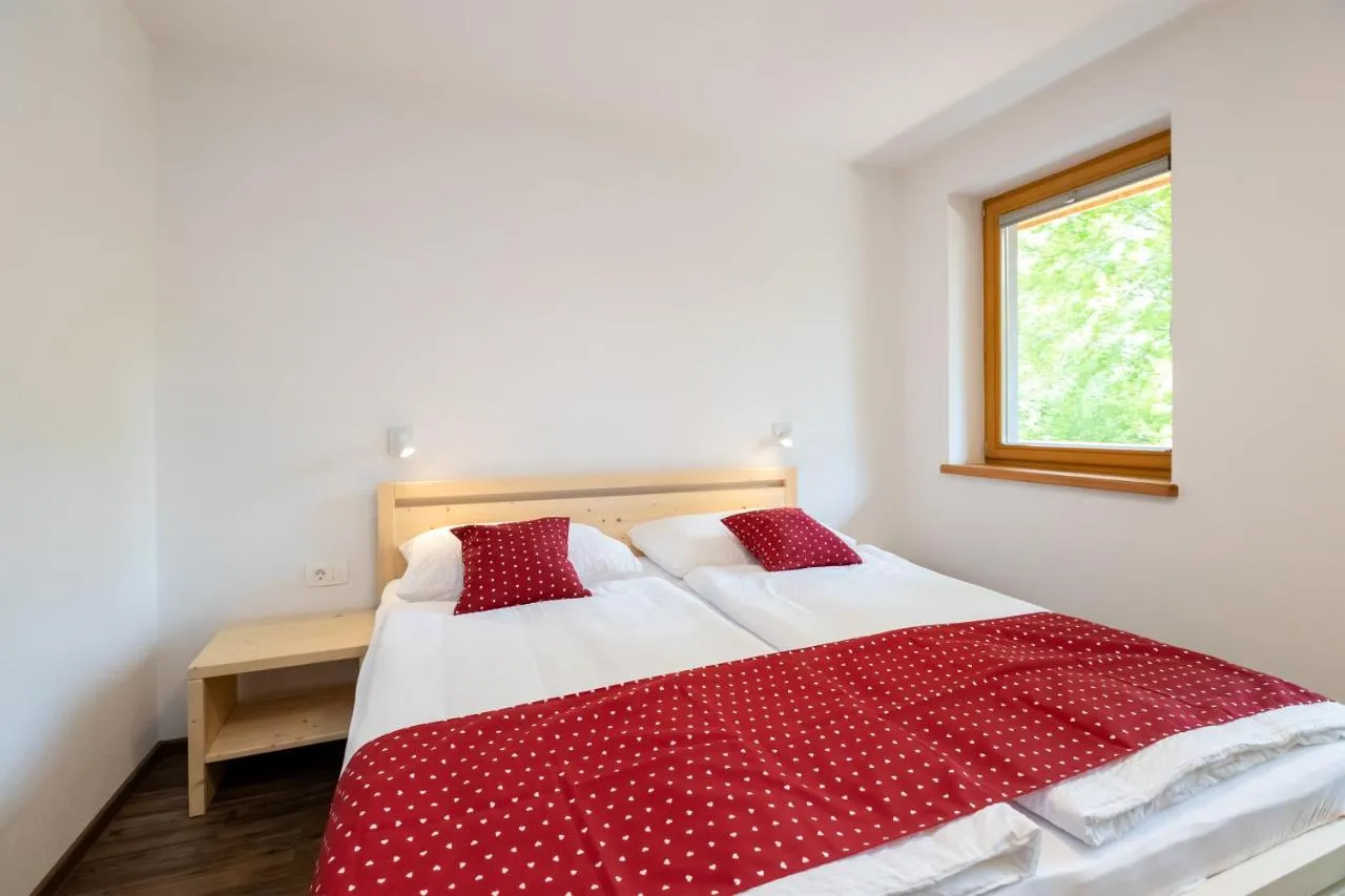 Apartma D: spalnica z zakonsko posteljo