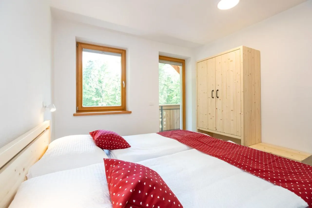 Apartma D: spalnica z zakonsko posteljo