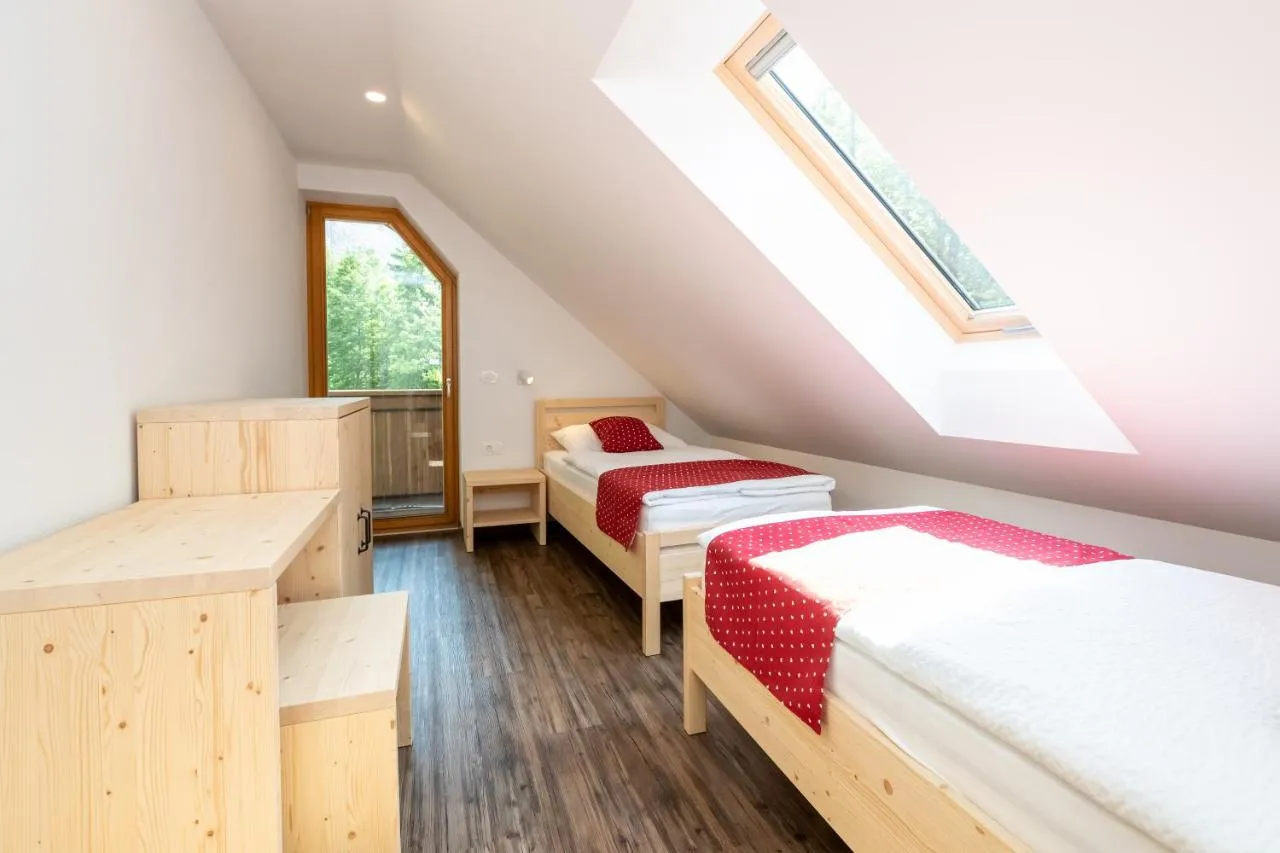 Apartma D: spalnica z enojnima posteljema