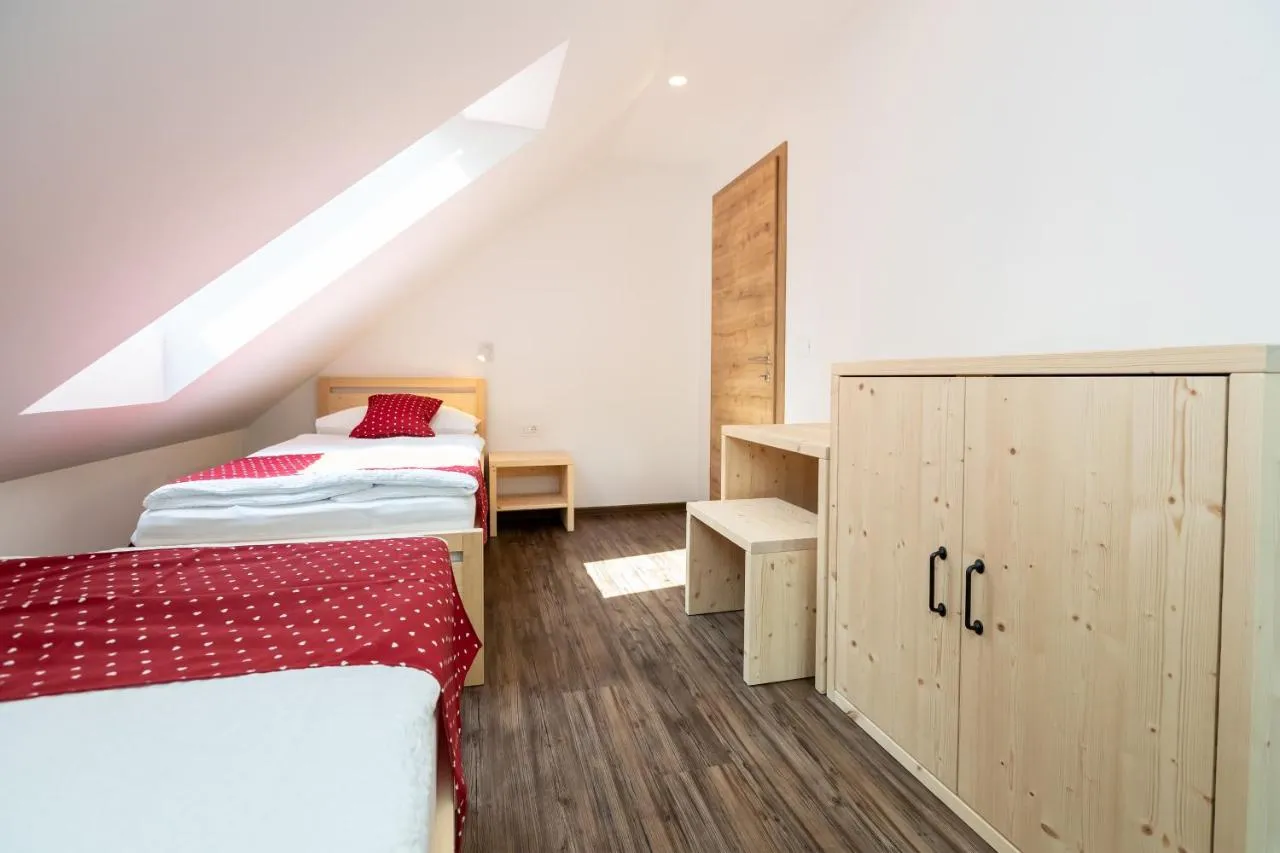 Apartma D: spalnica z enojnima posteljema