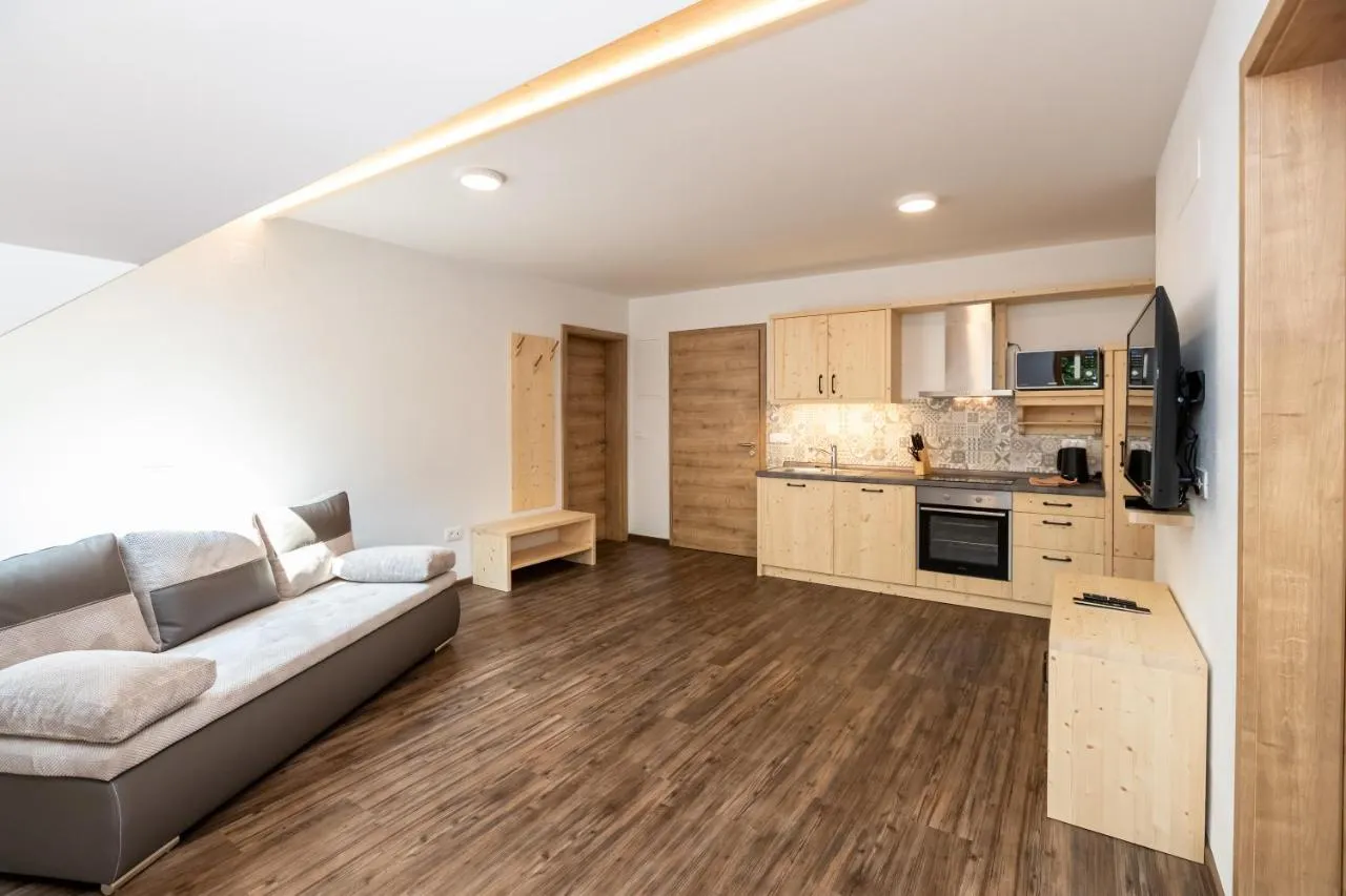 Apartma E: dnevni prostor s kuhinjo