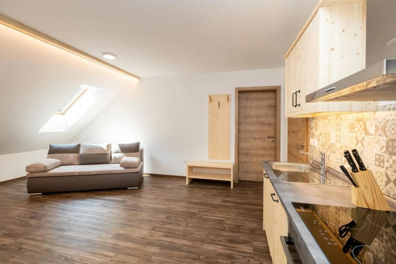 Apartma E: dnevni prostor s kuhinjo