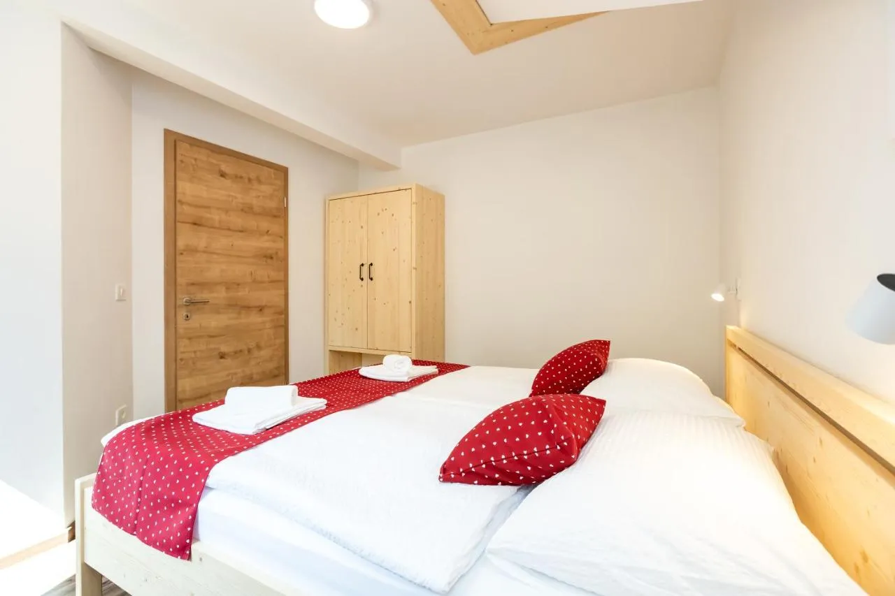 Apartma E: spalnica z zakonsko posteljo