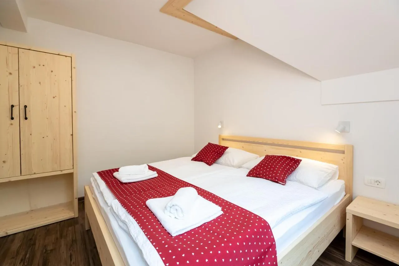 Apartma E: spalnica z zakonsko posteljo