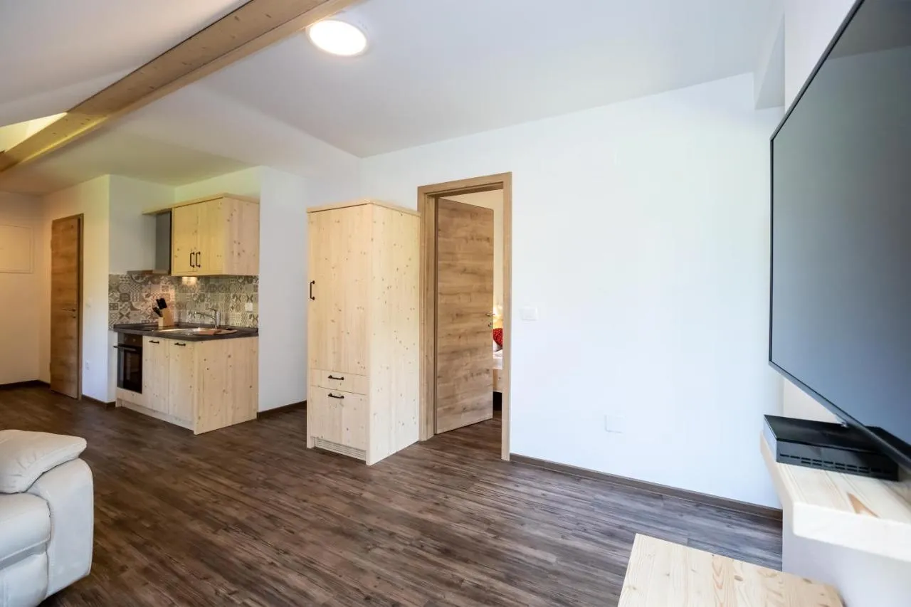 Apartma F: dnevni prostor s kuhinjo