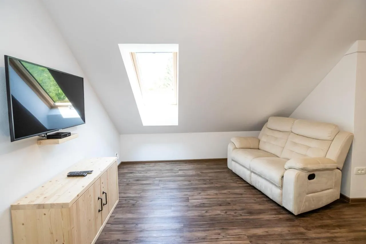 Apartma F: dnevni prostor s kuhinjo