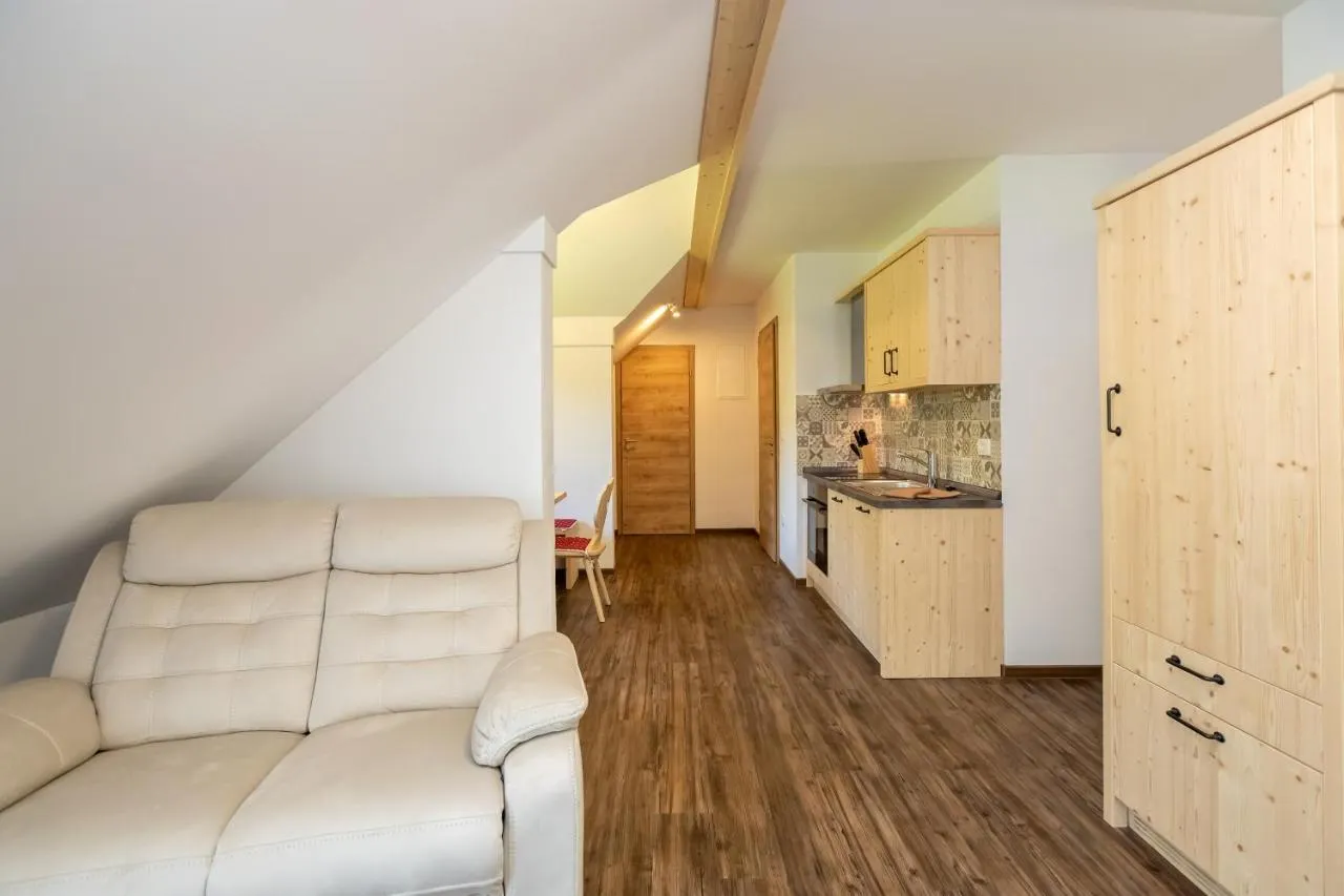 Apartma F: dnevni prostor s kuhinjo