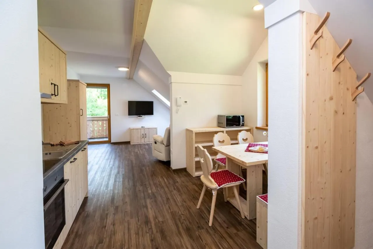 Apartma F: kuhinja in jedilna miza