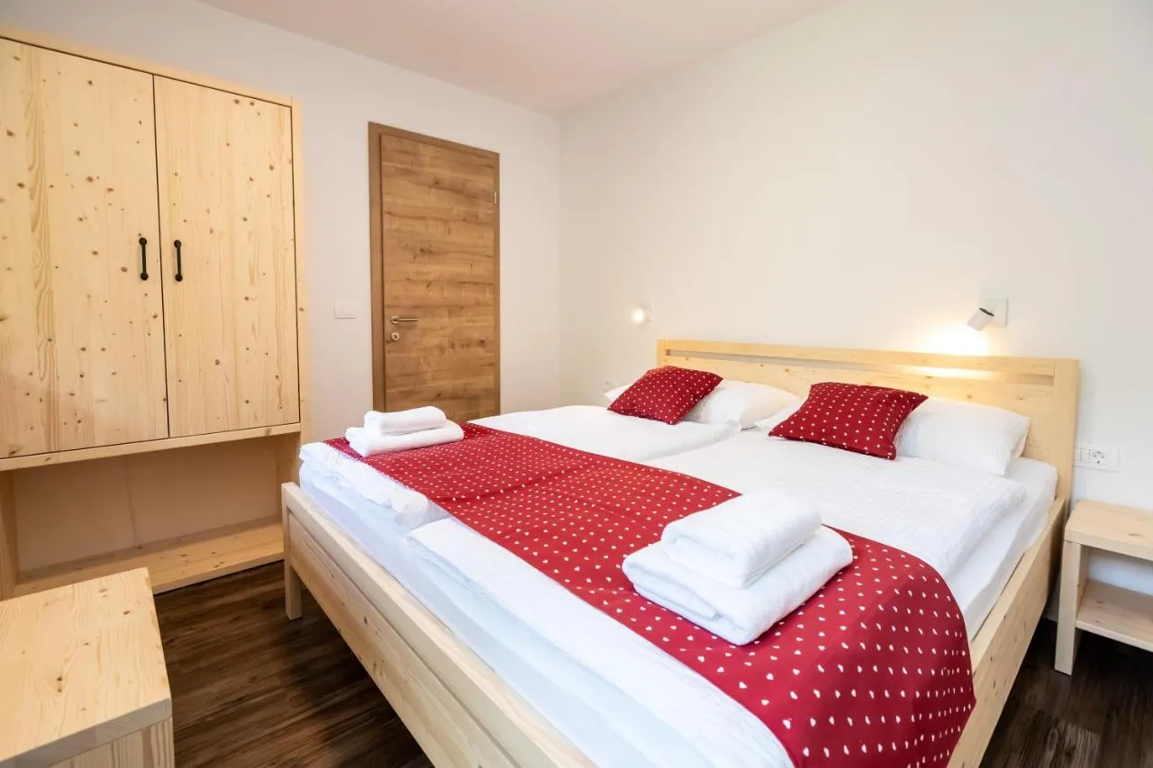 Apartma F: spalnica z zakonsko posteljo