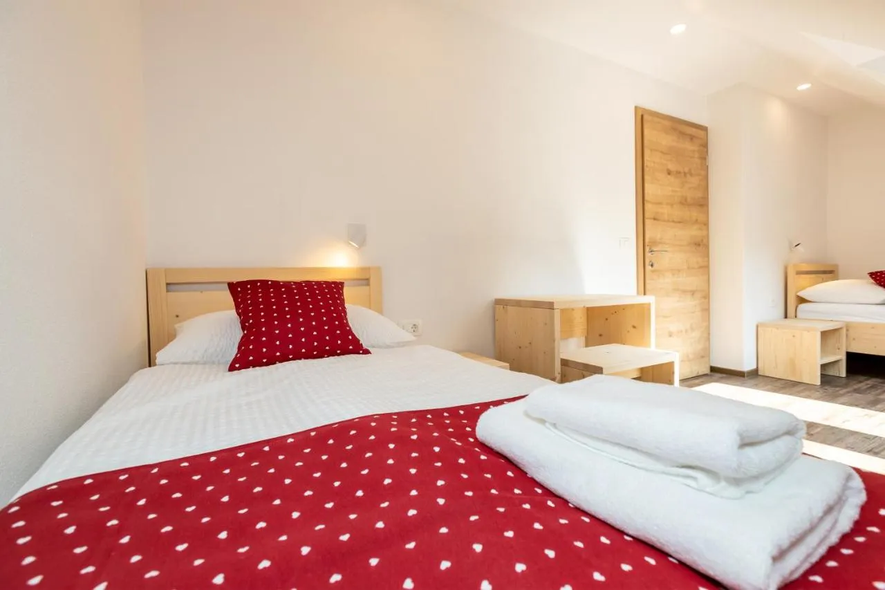 Apartma F: spalnica z zakonsko posteljo