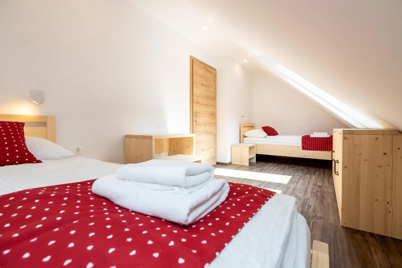 Apartma F: spalnica z enojnima posteljema