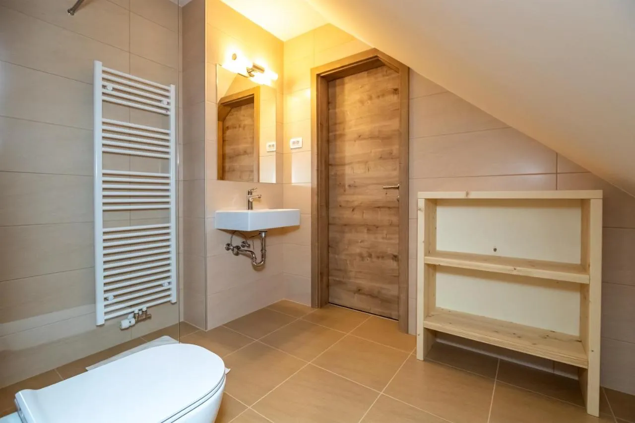 Apartma F: kopalnica s tušem