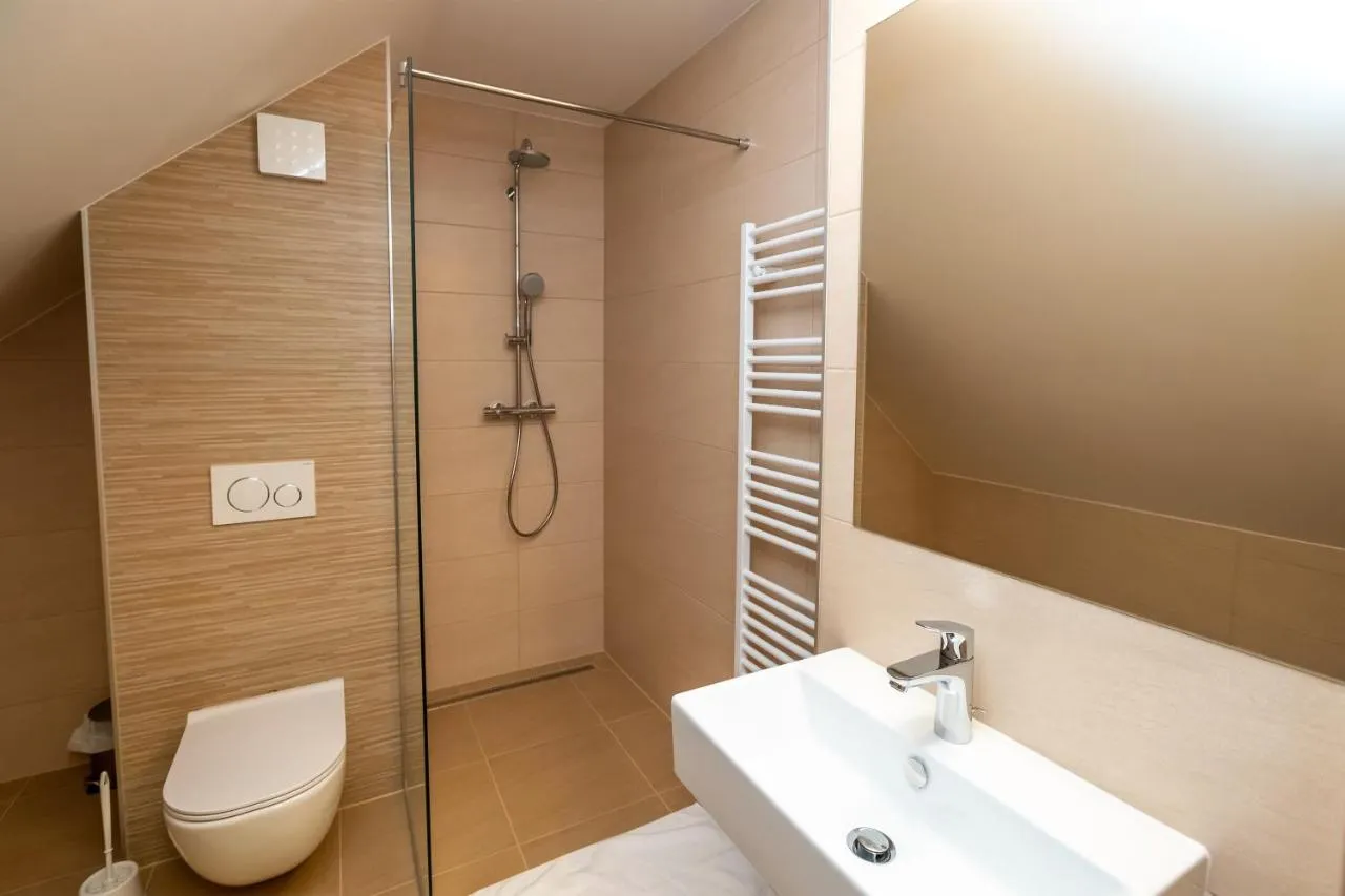 Apartma F: kopalnica s tušem